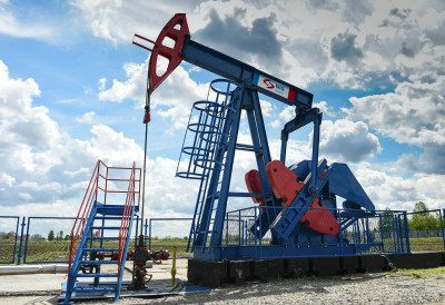 Док се светске берзе КОЦКАЈУ с оптимизмом, НАФТА СКАЧЕ НА 200 ДОЛАРА?! Др Пропаст поново УПОЗОРАВА: Пред нама су 4 МОГУЋА СЦЕНАРИЈА за крај рата на Блиском истоку