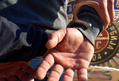 КРВНИЧКИ ЗЛОСТАВЉАО ДЕВОЈКУ Стављао јој нож под грло, клештима стискао прсте