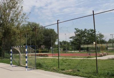 РОДИТЕЉИ У ШОКУ Дванаестогодишњак пуцао у ваздух на игралишту, реаговала полиција