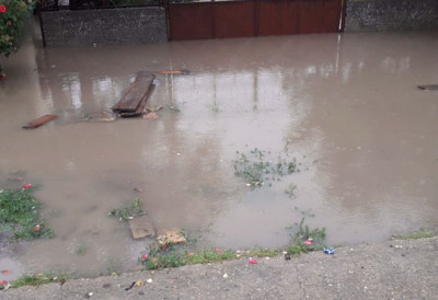 ПЕТОРО МАЛИШАНА НА СИГУРНОМ Драматична АКЦИЈА СПАСАВАЊА у селу код Врања ЕВАКУИСАНИ ЉУДИ из 4 поплављене куће! ВОДА ДОШЛА ДО ПРОЗОРА