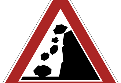 (ФОТО) ОГРОМНА СТЕНА СЕ ОБРУШИЛА НА ПУТУ КОД КОСЈЕРИЋА! Возачима упућен хитан апел на опрез