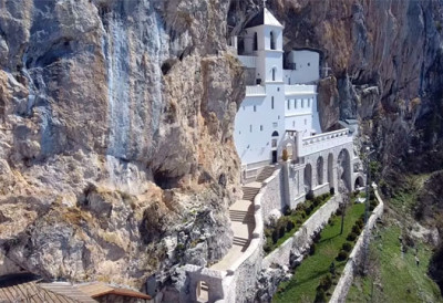 СРЦЕ ВЕЋЕ ОД УМОРА Полицајци крећу пешке ка Острогу да помогну болесној деци