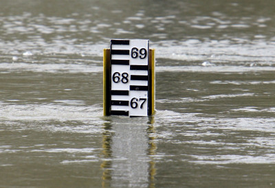 НА ЈУГУ СРБИЈЕ КРИТИЧНО Водостаји и даље у порасту, надлежни се хитно огласили ПОД ВОДОМ И ЦЕО ФУДБАЛСКИ СТАДИОН (ВИДЕО)