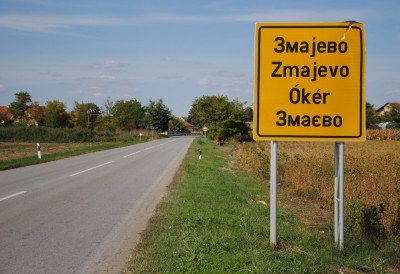 УЖАСАН СУДАР У ЗМАЈЕВУ Срча на све стране, аутомобили слупани ПОВРЕЂЕНО ВИШЕ ЛИЦА