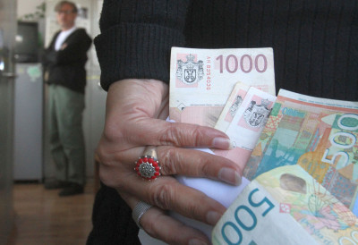 ЗАРАДЕ СВУДА ЈАКЕ, НЕКЕ И ЈАЧЕ Плате у јавном сектору за око 5.300 динара веће него код приватника НАЈСЛАБИЈИ ПРОСЕК У ЛОКАЛНИМ САМОУПРАВАМА