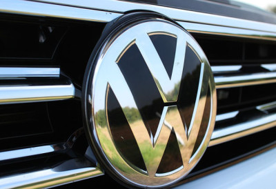 НЕМАЧКИ БРЕНД АУТОМОБИЛА ПРЕКО КИНЕ ОСВАЈА ТРЖИШТА Нижи трошкови производње за јачи извоз БОРБА ТИТАНА