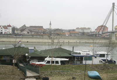 ТРАГЕДИЈА НА ГРАДСКОЈ ПЛАЖИ У СРЕМСКОЈ МИТРОВИЦИ Из Саве ИЗВУЧЕНО ТЕЛО мушкарца у плавом радничком оделу! Полиција и Хитна одмах изашле на терен