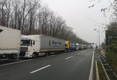 НАЈДУЖЕ ЗАДРЖАВАЊЕ НА БАТРОВЦИМА Теретњаци на излазу из Србије чекају шест сати