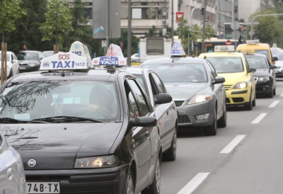 Лекари само могли да констатују смрт ТАКСИСТА ПРЕМИНУО ЗА ВОЛАНОМ Аутомобил потом ударио у друга возила, па се ЗАКУЦАО У БАНДЕРУ Страшна трагедија у Зрењанину