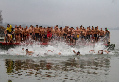 ДАНАС У СРЕМСКОЈ КАМЕНИЦИ Богојављенско пливање за часни крст