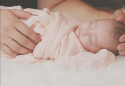 БЕБИ СЕ БАШ ЖУРИЛО Кренули ка болници, а онда им је НЕСТРПЉИВИ БЕБАЦ „покварио“ планове! ЖЕНА СЕ ПОРОДИЛА НА ПУМПИ УЗ ПОМОЋ СУПРУГА