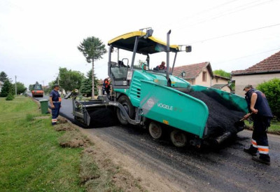 ПУТАРИ РАДЕ И ПО ВРУЋИНИ НА ВИШЕ ЛОКАЦИЈА Уређују се коловози, пешачке стазе и саобраћајна сигнализација