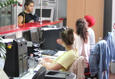 POSLODAVCI U SRBIJI NE MOGU DA NAĐU RADNIKE! Za ovim zanimanjima vlada najveća potražnja, a stručnjak otkriva gde je posao gotovo siguran
