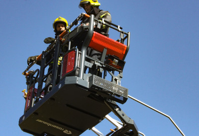 (ФОТО) ПОЖАР У СТАНУ НА БУЛЕВАРУ ОСЛОБОЂЕЊА На терену три ватрогасна возила