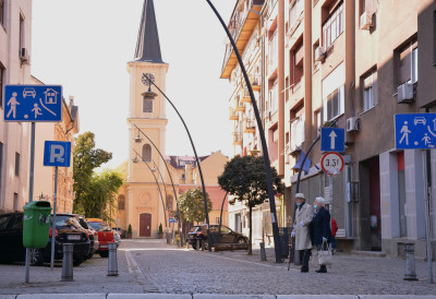 ПРИЗОР КОЈИ ТОПИ И НАЈТВРЂА СРЦА Предивна и потпуно неочекивана сцена у центру Панчева МАМА ПОВЕЛА БРОЈНУ ДЕЧИЦУ У ПРВУ ШЕТЊУ (ФОТО)