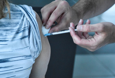 ВИРУС ГРИПА ХАРА СВЕТОМ Имамо вакцине, али да ли су оне довољне? МНОГО БРЗО МУТИРА