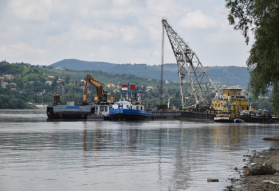 БОРБА ЗА ВОДУ И ТРКА С ВРЕМЕНОМ Мађарска гради привремену подводну брану на Дунаву