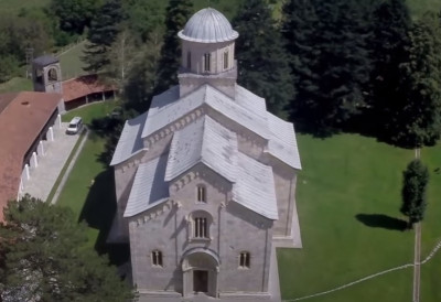 (FOTO) VAŽAN SUSRET U DEČANIMA Barbano i iguman Sava o položaju SPC na KiM