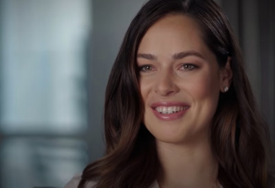 (ФОТО) Ана, ти ли си? ЛЕПА СРПКИЊА ЗАПАЛИЛА ИНТЕРНЕТ: Светлуцаво и никад смелије издање ЖЕНА ЈЕ БУКВАЛНО ПРОЦВЕТАЛА