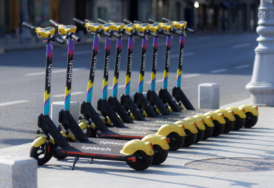 АГЕНЦИЈА ЗА БЕЗБЕДНОСТ САОБРАЋАЈА УПУТИЛА АПЕЛ ЗБОГ ДЕЦЕ Ово су правила која морају да знају сви који користе ЕЛЕКТРИЧНЕ ТРОТИНЕТЕ