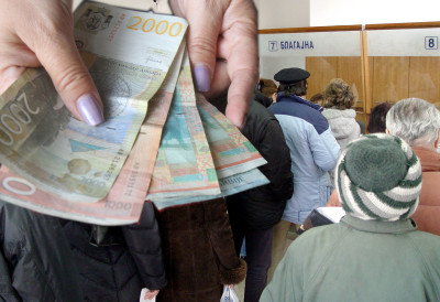 КРЕЋЕ ИСПЛАТА: Редовна новчана накнада за ОВУ ГРУПУ ГРАЂАНА