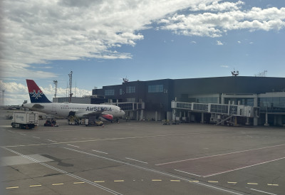 Више од 300 СРПСКИХ ДРЖАВЉАНА вечерас стиже у Београд! ИЗ РИЈАДА ПОЛЕТЕЛА ДВА АВИОНА ЕР СРБИЈЕ Путници стигли аутобусима из Кувајта, Бахреина, Катара и Ријада