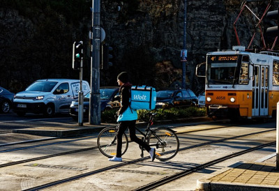 НЕКИ МЕСЕЧНО СПИСКАЈУ И 500 ЕВРА НА ДОСТАВУ ХРАНЕ Залогај на клик прождире плате!
