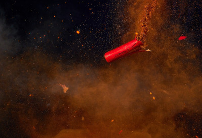 У ТОАЛЕТУ ШКОЛЕ ЕКСПЛОДИРАЛА ПЕТАРДА Најмање 17 ученика повређено ИСПИТУЈЕ СЕ КАКО ЈЕ ДОШЛО ДО ИНЦИДЕНТА