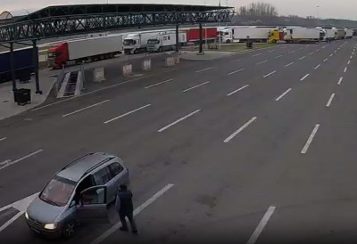 БАТРОВЦИ И ДАЉЕ КРЦАТИ Камиони ЧЕКАЈУ ОСАМ САТИ, гужве и на Шиду