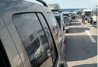 НЕМА ГУЖВИ НА ГРАНИЦАМА Двадесетоминутно задржавање за путничка возила на Прешеву на излазу из Србије МИРНО И НА НАПЛАТНИМ РАМПАМА