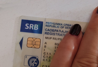 ДРЖИТЕ САОБРАЋАЈНУ ДОЗВОЛУ У АУТУ? Та навика може СКУПО ДА ВАС КОШТА ако вам украду возило