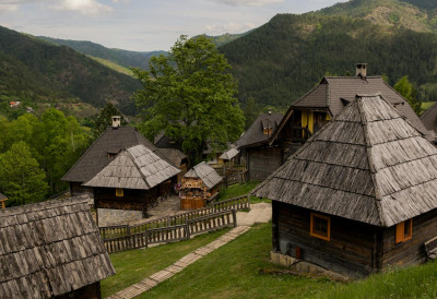 КАМП СЕ ШИРИ, ГРАДИЋЕ СЕ 10 ТУРИСТИЧКИХ ВИЛА Нова инвестиција на Златибору ЕВО КАКО ЈЕ СВЕ ЗАМИШЉЕНО