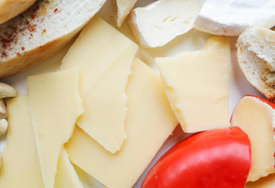 ЦЕНЕ СИРА ДРАСТИЧНО ВАРИРАЈУ Ово је најјефтинији, а ово најскупљи сир у Србији А ШТА ЈЕ СА КВАЛИТЕТОМ?