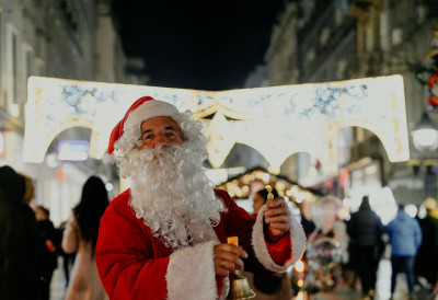 НОВИ БИЗНИС ЗА ДЕДА МРАЗОВЕ У СРБИЈИ Долази деци у кућу а за пола сата заради и до 150 евра