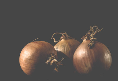 СУЗЕ ТЕКУ И ЗБОГ БАЧЕНОГ ЛУКА Не бацајте љуске, сачувајте их, здравље ће вам бити захвално ЕВО ШТА СУ НАШЕ БАКЕ РАДИЛЕ С ЊИМА