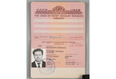 ЖИРИНОВСКИ И ПОСЛЕ СМРТИ РАСПРОДАТ Пасош руског политичара продат на аукцији за МИЛИОН РУБАЉА