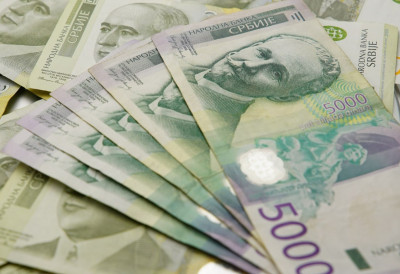 ДОБРА ВЕСТ ЗА МНОГЕ ПОРОДИЦЕ Уплате од државе лежу данас, мартовске плате пре празника ПРОВЕРИТЕ РАЧУНЕ