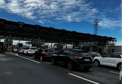 АМСС О СТАЊУ НА ГРАНИЧНИМ ПРЕЛАЗИМА: Нема гужве границама, путничка возила само на Батровцима чекају сат времена