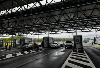 СТАЊЕ НА ГРАНИЧНИМ ПРЕЛАЗИМА Камиони на Батровцима чекају три сата, задржавање за аутомобиле на Хоргошу сат времена