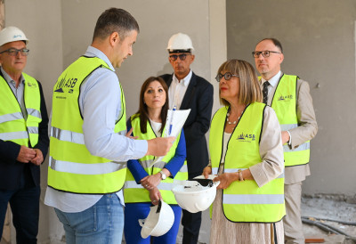 МАЈА ГОЈКОВИЋ У РАДНОЈ ПОСЕТИ КУЛИ Обнавља се зграда старија од века, биће то Музеј и Народна библиотека