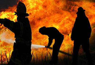 (ФОТО) ИЗБИО ПОЖАР У ОБЛАКОДЕРУ 17 људи се отровало димом, више од 200 евакуисано ИНТЕРВЕНИСАЛЕ БРОЈНЕ ВАТРОГАСНЕ ЕКИПЕ