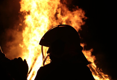 ВАТРА ПРОГУТАЛА СТАН Драму у београдском Железнику изазвала УПАЉЕНА ЦИГАРЕТА Власник хитно пребачен на ВМА