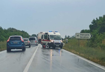 ХАОС НА ДЕОНИЦИ ЗРЕЊАНИН – БЕОГРАД Сударили се ауто и камион, једно возило слетело с пута