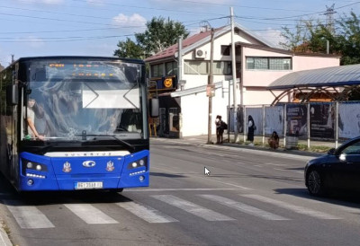 ВОЗАЧ АУТОБУСА ОДБИО ДА ВОЗИ Жалио се на непријатан мирис једног од путника “СМРДИТЕ, НЕ МОГУ ДА ВОЗИМ, СМРДИ МИ“ (ВИДЕО)
