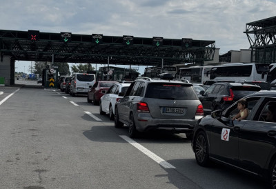 ГУЖВА НА ГРАНИЦИ Ево какво је стање на прелазима током празника, чека се и по неколико сати