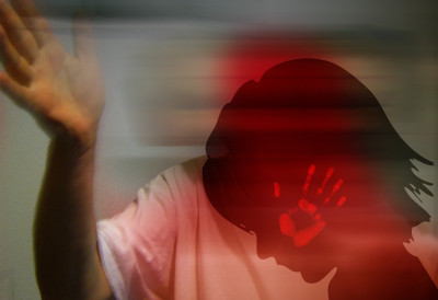 БРАЧНИ ХОРОР Алкохолисани муж (63) испребијао супругу (72) у Земуну ТУКАО ЈЕ ДРВЕНОМ ЦЕПАНИЦОМ ПО ГЛАВИ?!