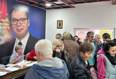У СЕЧЊУ ПРИКУПЉАЊЕ ПОТПИСА ЗА ЛИСТУ "АЛЕКСАНДАР ВУЧИЋ - НАЈБОЉЕ ЗА СЕЧАЊ" Гужва и редови за подршку у СЕЧЊУ, НЕУЗИНИ, БОКИ, КРАЈИШНИКУ