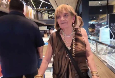(ВИДЕО) „Да одем у пензију – умрла бих“ У 101. ГОДИНИ ОВА ЖЕНА И ДАЉЕ РАДИ ЗА ПУЛТОМ СВАКИ ДАН - са осмехом на лицу као првог дана