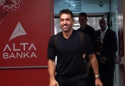 (ВИДЕО) „БРАТ“ ЈЕ СТИГАО У АРЕНУ: Овако је Звезда дочекала некадашњег плеја