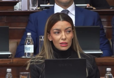 (ВИДЕО) ЈА САМ ПОНОСНИ ЧЛАН СНС И ТО ЈЕ МОЈЕ ЈЕДИНО ПОЛИТИЧКО ОПРЕДЕЉЕЊЕ Министарка Месаровић одбрусила опозицији у скупштинској сали, па добила аплауз